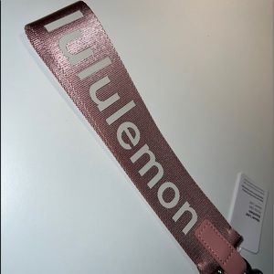 Lululemon never lost Keychain pink pastel/white opal 
NWT never used